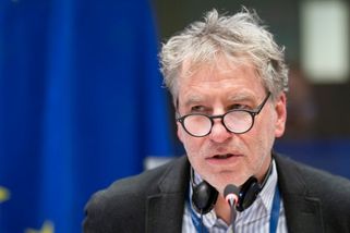 Místo milionové rekonstrukce malá kamna a splitová jednotka. „Nechtěl jsem dům rozkopat kvůli dotacím,“ říká europoslanec